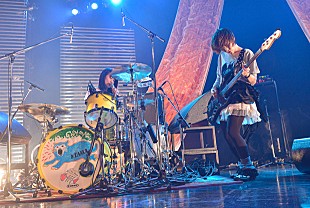 「チャットモンチー 工夫に満ちたアクトで観客を魅了」