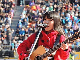 Miwa 高校サッカー決勝戦の舞台で涙誘うバラード熱唱 Daily News Billboard Japan