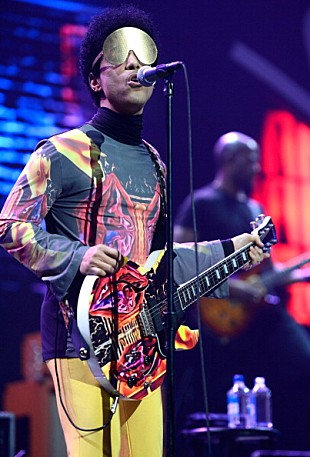 「“もうアルバムはやらない”プリンス、新曲をネット上で公開」