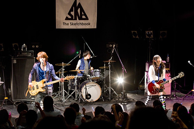 スケブが自立を表明するワンマンで成長を刻む、新ロゴも披露