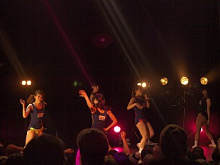 「BiS 最後のスク水姿披露＆チケット売るべくキス会」