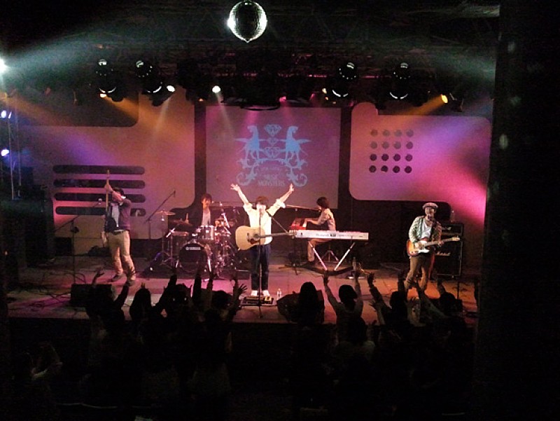 「wacci 【MUSIC MONSTERS】で二の腕エクササイズ曲など披露」1枚目/2