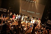 「BO NINGEN 夙川、でんぱ組との3者コラボ中にステージ上でキス」1枚目/30