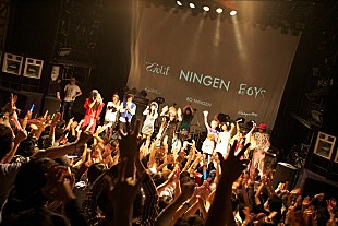 「BO NINGEN 夙川、でんぱ組との3者コラボ中にステージ上でキス」