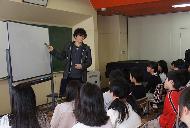 実は先生になりたかった？　GACKTが小学校で特別授業実施