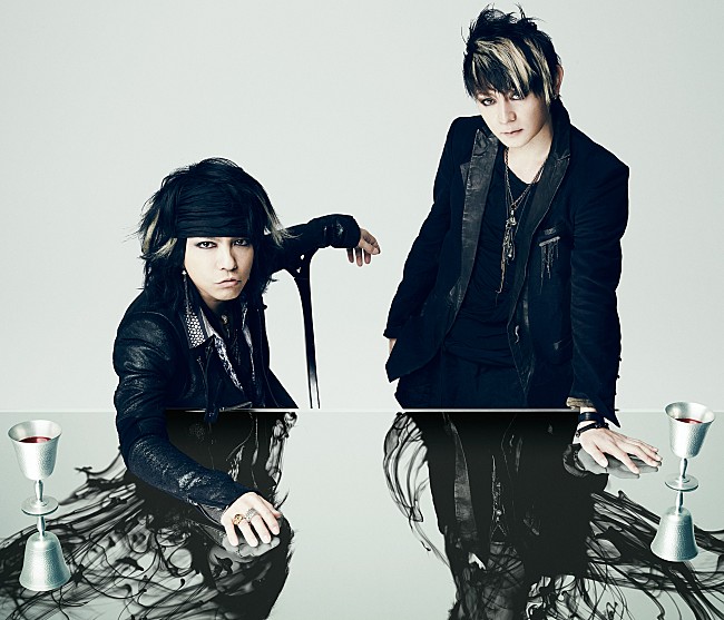 「VAMPS 新アーティスト写真とDVD特典ポスターのビジュアルを公開」1枚目/2