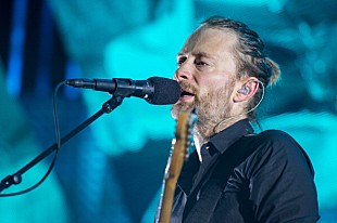 「トム・ヨーク、自身の視力障害に触れ10代女子にアドバイス」