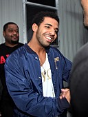 「ドレイク、リアーナの話に触れクリス・ブラウンを口撃」1枚目/1