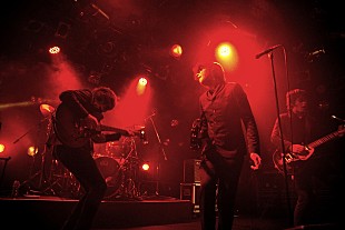 「平均年齢16歳ザ・ストライプスの初来日公演に超満員の観客が熱狂」