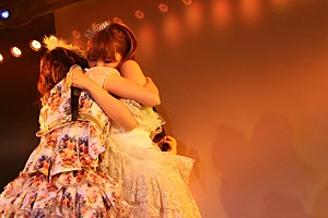 AKB48河西智美 卒業公演に同期の宮澤佐江ら登場で涙 | Daily News