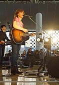 「20周年の山根康広「Get Along Together」大阪駅に響かせる」1枚目/5