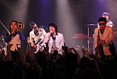 「スカパラ×細美武士 お揃いのスーツで帰国凱旋ライブ」1枚目/6