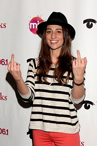 「“間抜けなダンス”が印象的!?　サラ・バレリスが新曲MV公開」