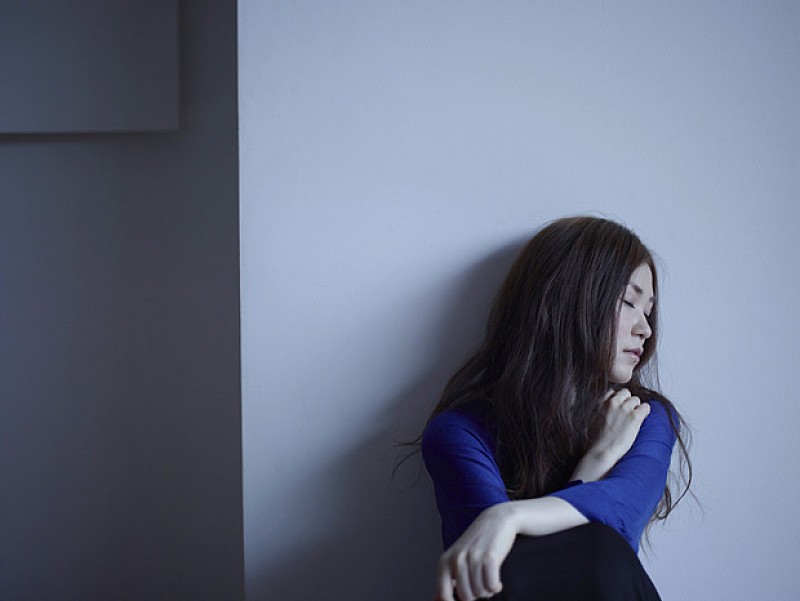 「ティーナ・カリーナ ワンカットで歌った新曲「あかん」MV解禁」1枚目/3