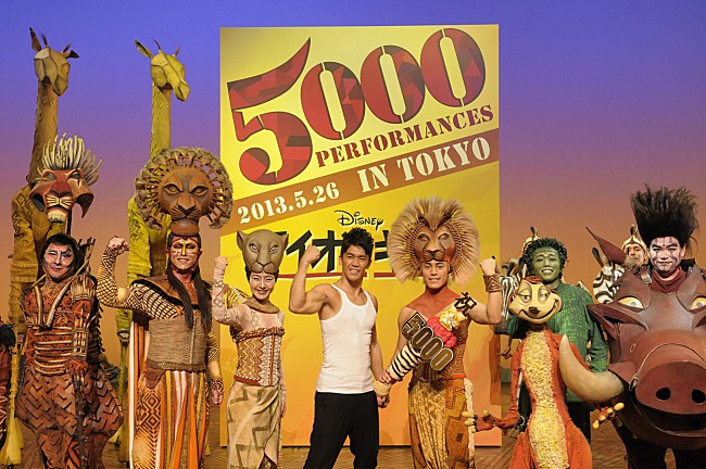 「『ライオンキング』通算5000回達成、武井壮もシマウマ肉とともに祝福に」1枚目/2