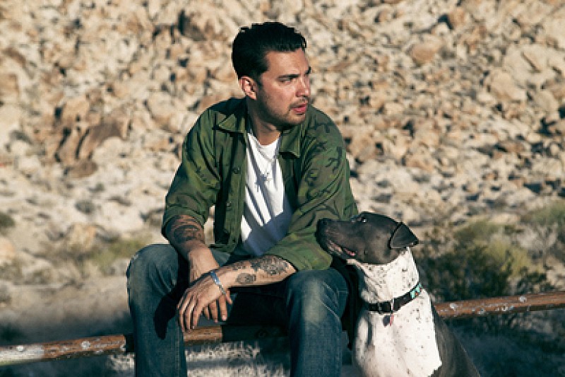 ハンニ・エル・カティーブがダン・オーバックプロデュースの新作をリリース