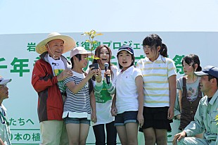 「倉木麻衣 被災地で「chance for you」歌唱 泥だらけで作業」