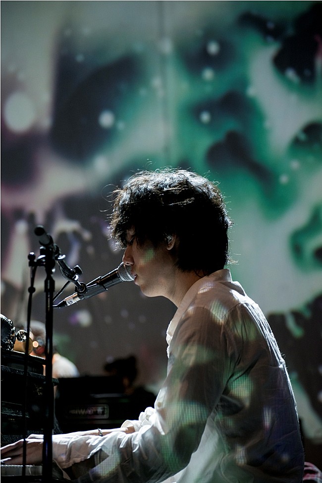 「illion、ロンドン初LIVE映像を5週連続公開」1枚目/3