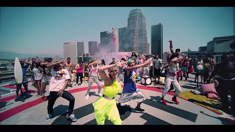 「「Hands On Me」のミュージックビデオ・ワンシーン」3枚目/7