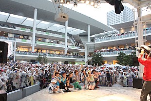 「AAA 新曲発売イベントに豪雨の中4000人が集結」