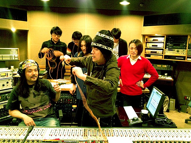 「ツアーファイナルを前に髭の須藤寿(vo&amp;g)が“平熱の狂気”を語る」1枚目/1