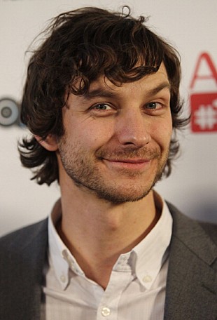 「ゴティエ、ドラマーだった原点に返りトリオバンドで新曲発表」