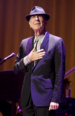 「レナード・コーエン、宗教上の理由で公演日程を変更」