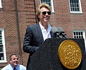 「ジョン・ボン・ジョヴィ、約1億円をサンディ基金に寄付」1枚目/1