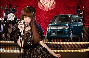 「きゃりー 新CMでは大人っぽく黒のドレスで登場」