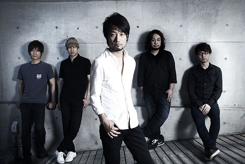 「ザ・マスミサイル 新曲MVで個性派俳優・池田鉄洋がキスシーンに挑戦」1枚目/2