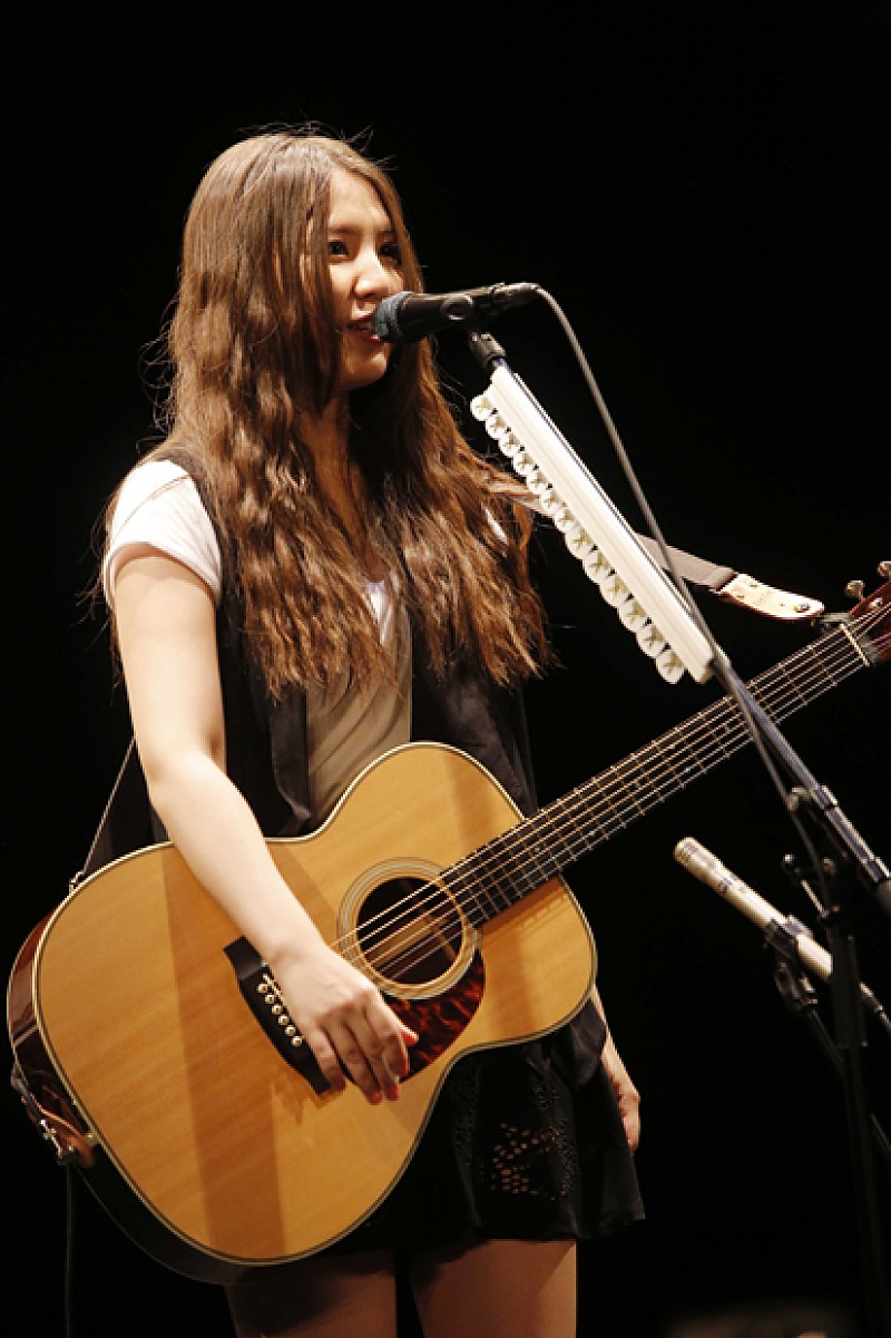 阿部真央 シンガーソングライター冥利に尽きる ギター1本と歌声で1700人魅了 Daily News Billboard Japan