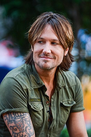 「キース・アーバン NFL新シーズン開幕直前にステージパフォーマンス」