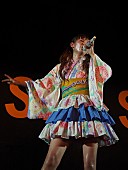 「中川翔子 海岸で史上最大汗だくライブ 相川七瀬と「恋心」熱唱」1枚目/6