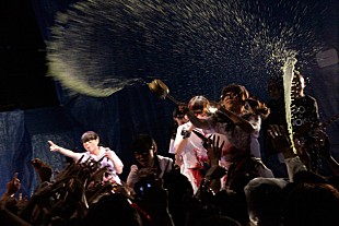 「BiS×非常階段“地獄絵図”創造 濡れた下着、一斗缶、豚の頭……大乱舞」