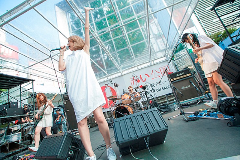 「赤い公園 新宿フリーライブで3500人魅了」1枚目/3