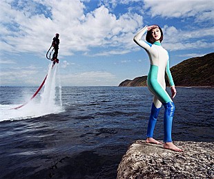 「映画のようなひと夏の物語を描く、一十三十一(ひとみとい)の新作『Surfbank Social Club』インタビュー&amp;動画コメントが到着」