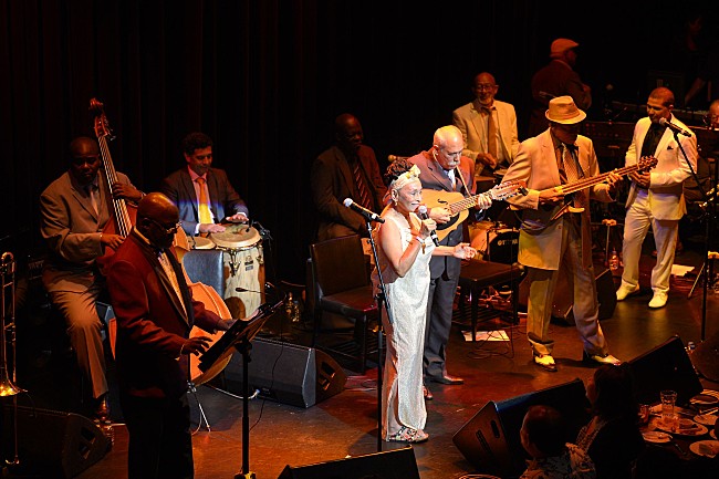 「ブエナビスタ・ソシアル・クラブ来日公演、世代を越えたステージと客席の笑顔」1枚目/3