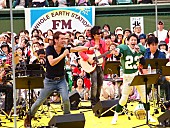 「靭公園テニスコートで行われた野外コンサート KAN、佐藤竹善、スタレビ、馬場俊英、鈴木雅之が抜群の歌唱力で奏でるハミング」1枚目/17