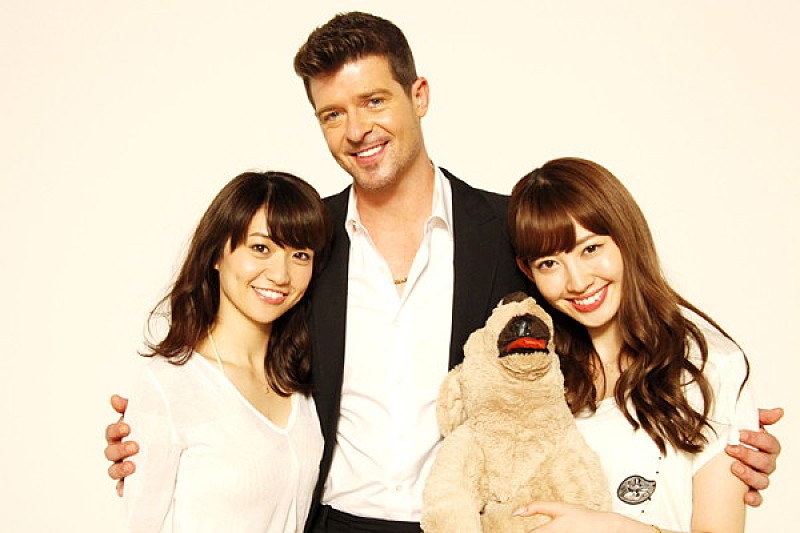 「ロビン・シックがAKB48とコラボ、大島優子と小嶋陽菜がパロディービデオ出演」1枚目/2