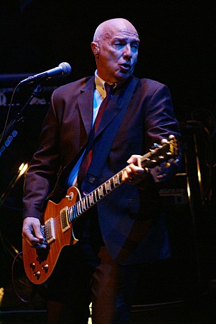 「ミッジ・ユーロ　英国ロック界きっての伊達男が久々の来日」