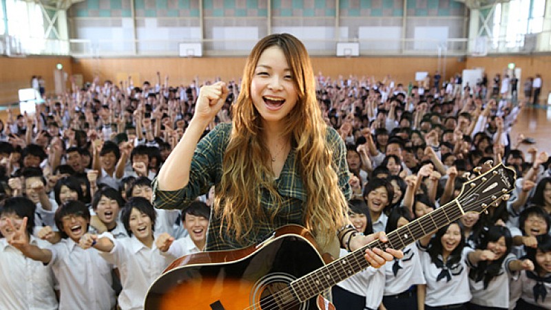 ベッキーも絶賛の片平里菜 母校凱旋「おかえりなさい 里菜先輩！」