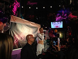 直筆サイン入り写真 マイリー・サイラス  歌手 俳優/フレーム別/SA鑑定済 直筆サイン入り写真 マイリー・サイラス 歌手 俳優/フレーム別/SA鑑定