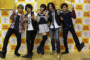 In 197666 佐藤すみれ（AKB48）と限定バンド結成 | Daily News