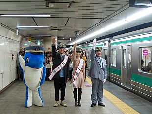 「劇団四季ミュージカル『リトルマーメイド』のアリエルとエリックが大井町駅の一日駅長に」