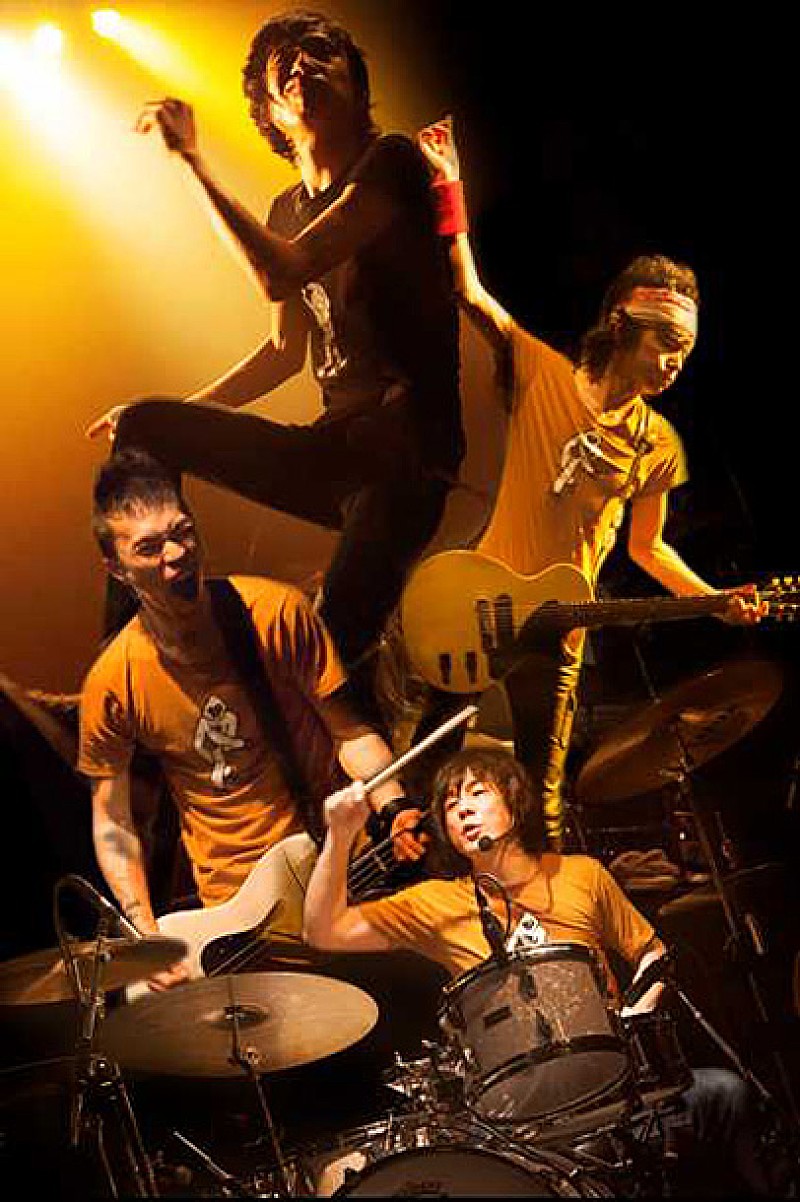 ザ・クロマニヨンズ 白熱のステージを凝縮した初のライブアルバム発売決定