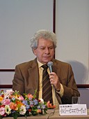 「指揮者ビエロフラーヴェク、東京公演に向けて新生チェコ・フィルを語る」1枚目/3