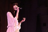 「新川優愛がヴィーナスフォートで初パフォーマンス「歌手になったと実感」」1枚目/4