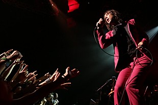 「プライマル・スクリーム来日公演、バンドの歴史を濃縮還元」