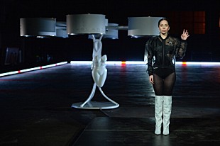 「レディー・ガガ 新衣装“空飛ぶドレス”公開」