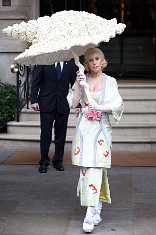 「レディー・ガガがヴェルサーチ2014春夏キャンペーンの顔に」